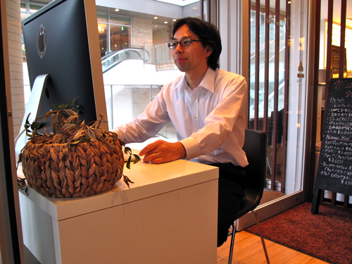 店先に設置されたパソコン（iMac）でホームページの更新作業をおこなう箕田さん