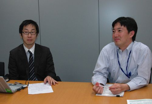 スカイアークシステムの桐田寛之さん(左)日本経済新聞社の桂景一さん(右)