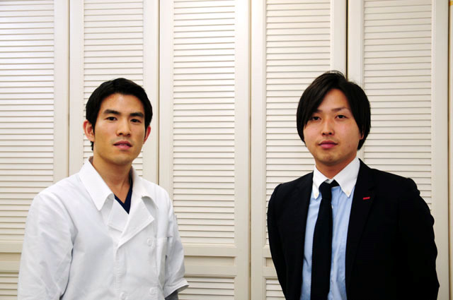 荻原さん(写真左)と、サイト構築を担当したGENOVAの吉田正樹さん