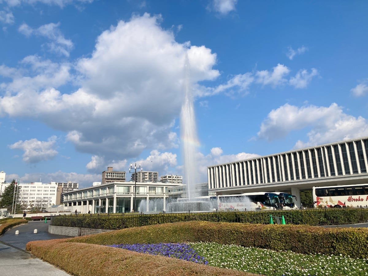 噴水の奥に見える広島国際会議場