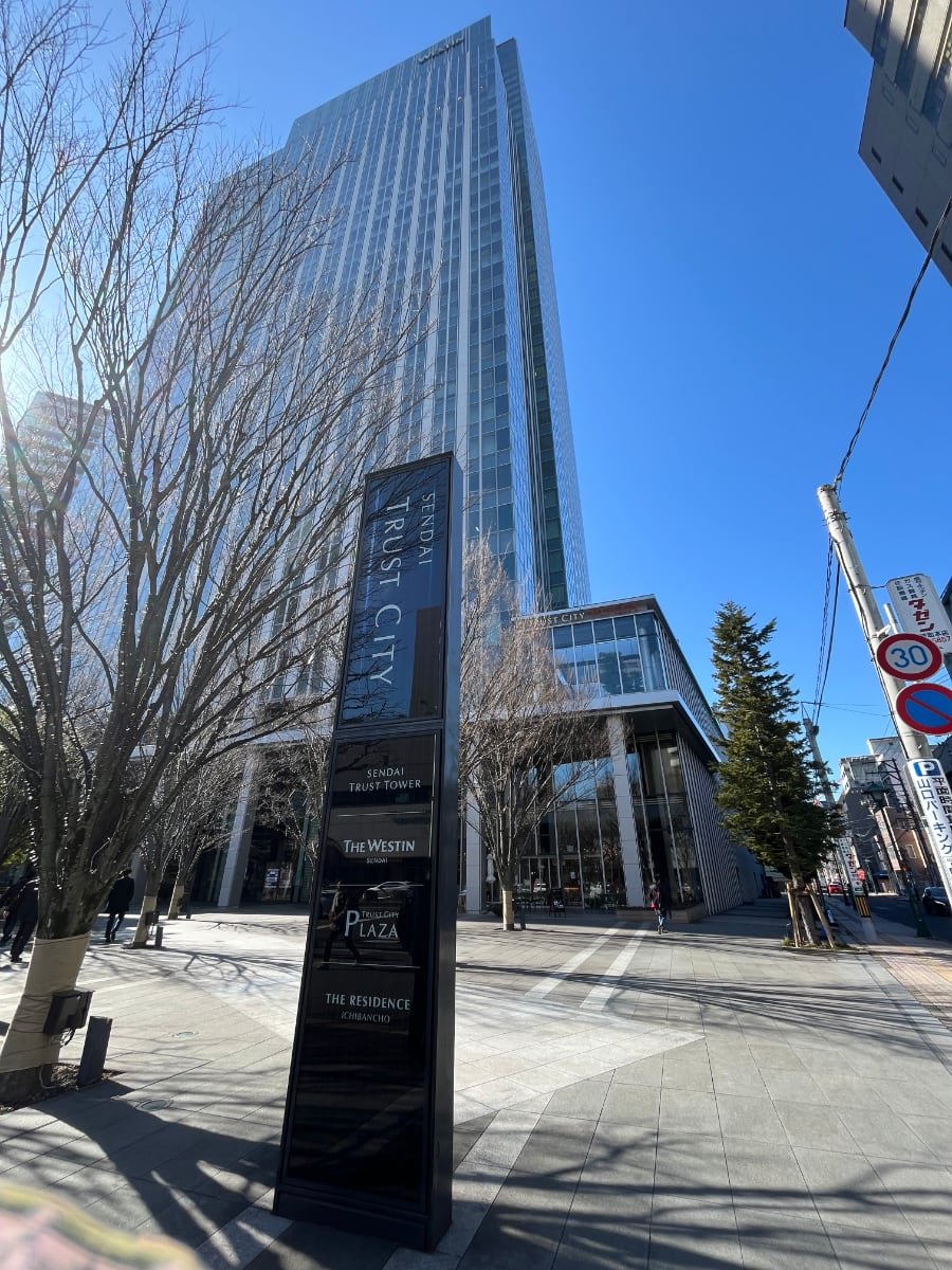 仙台トラストシティのモニュメントサインと建物外観