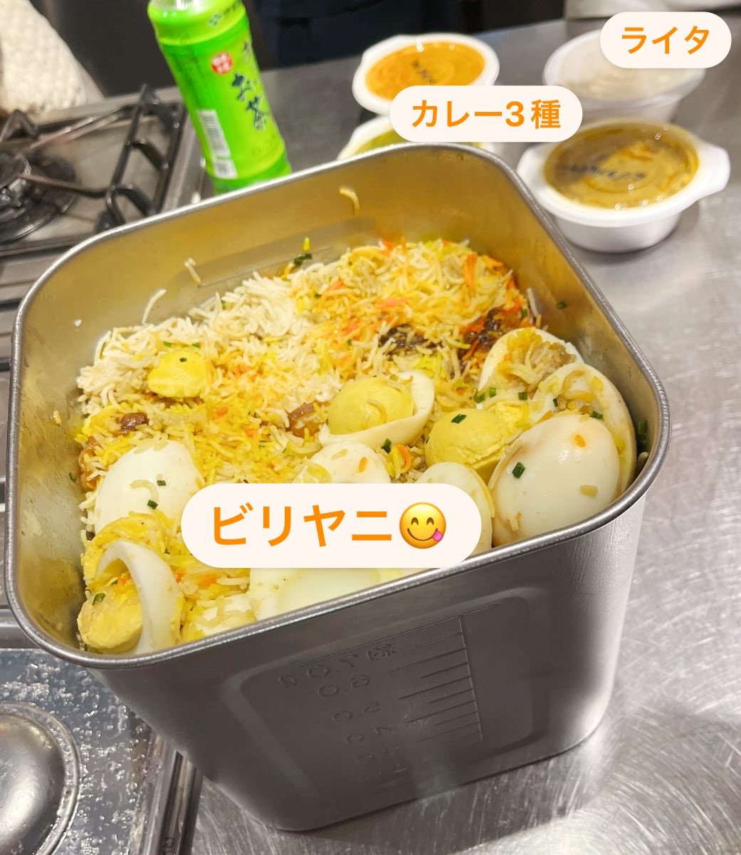 写真:ビリヤニとカレー3種、ライタ
