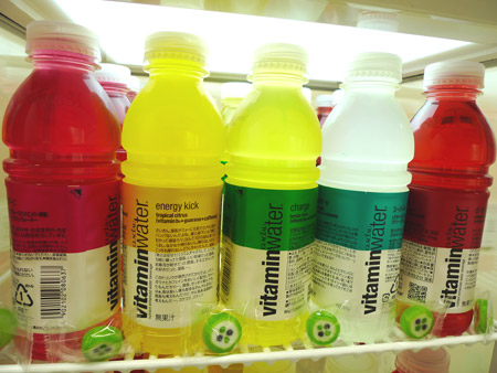 いまシックス・アパートに来るとglaceau vitaminwaterが飲み放題です