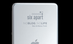 プレゼントのSix Apartのロゴ入りiPod nano